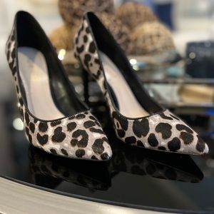 Spotted leopard pumps